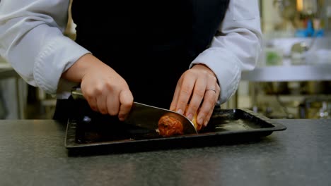 chef cortando tocino con un cuchillo en el restaurante 4k