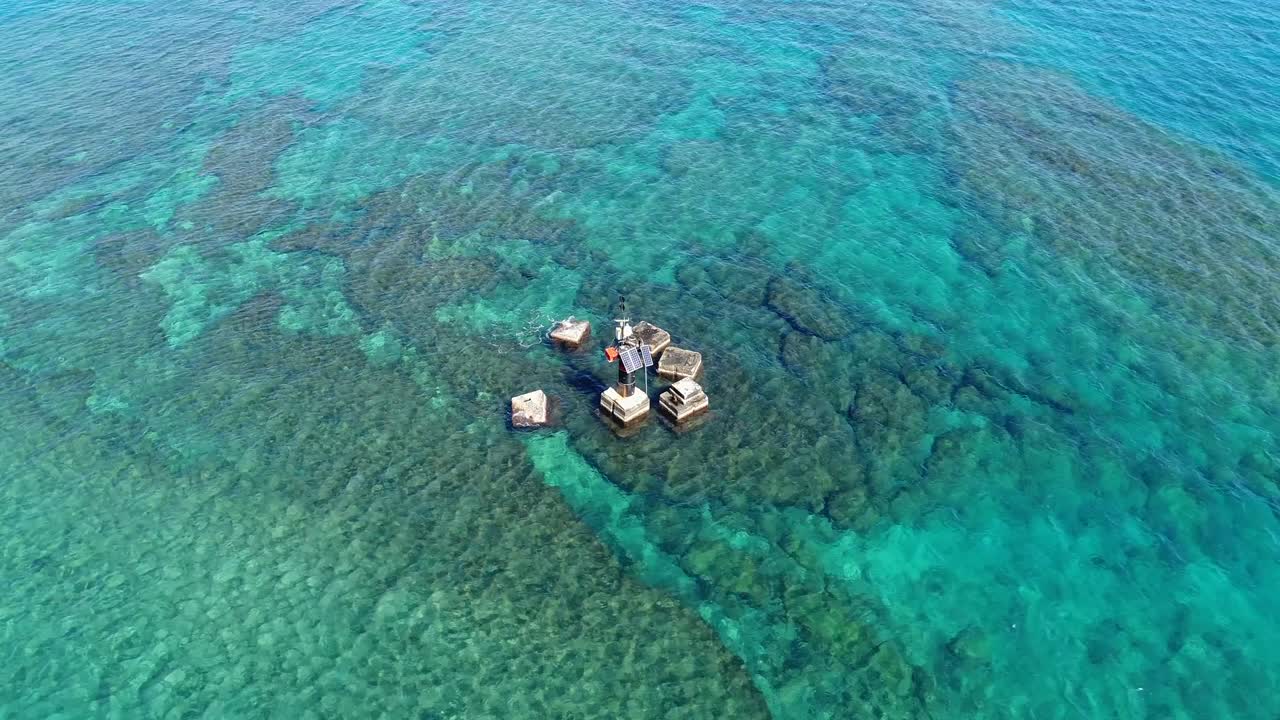 vista aérea de la torre de meteorología en medio del hermoso mar- video 4k