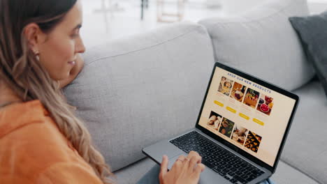 mujer, computadora portátil y comprobación del menú de alimentos en la vida