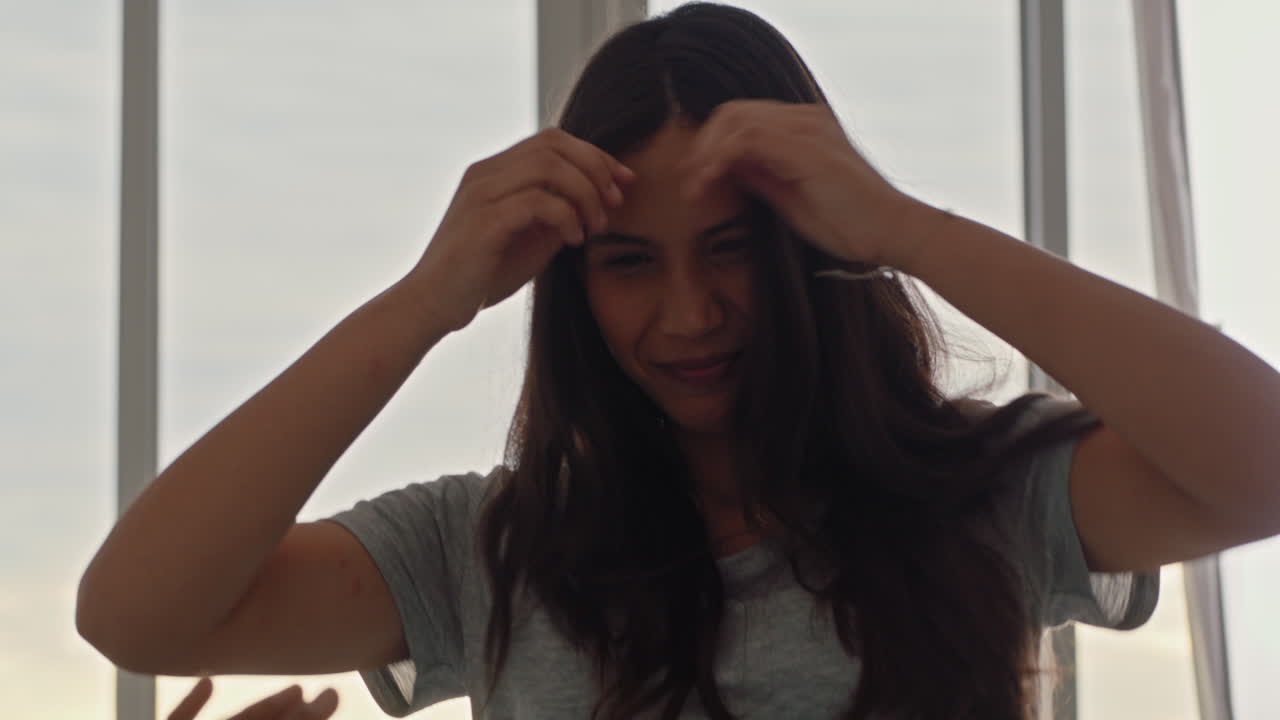 행복한 커플이 카메라를 사용하여 함께 사진을 찍고 재미있게 소파에서 집에서 휴식을 취하고  ⁇ 만적인 관계를 즐기며 서로 사진을 찍고 있습니다.