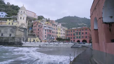 Cámara-Lenta-Panorámica-De-Vernazza,-5-Terre,-Durante-Una-Tormenta-De-Mar