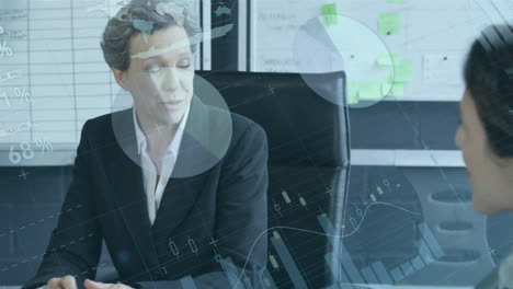 animación del procesamiento de datos sobre diversas personas de negocios en la oficina
