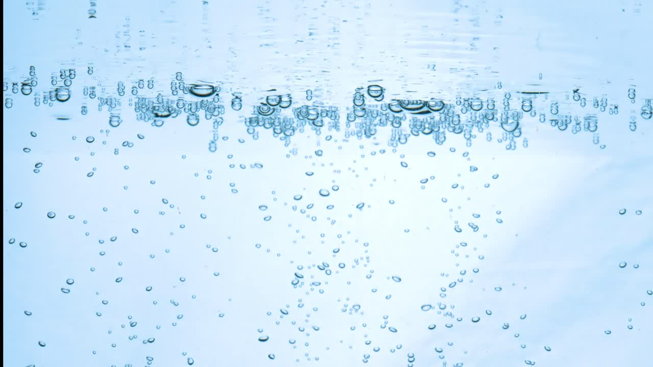 파란 물에 많은 물 거품이 가 ⁇ 게, 느린 움직임의 거품과 함께 추상적인 물 파동.