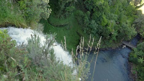 Eine-Aufnahme,-Die-Sich-Vorwärts-Bewegt-Und-über-Einen-Wasserfall-Namens-Bridal-Falls-In-Ranglan,-Neuseeland,-Blickt