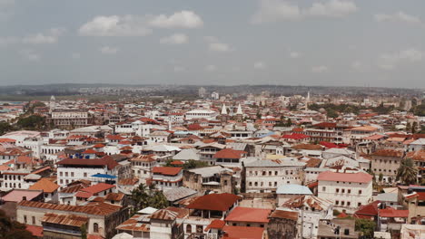 Construcción-De-Techos-Y-Barrios-De-La-Ciudad-De-Piedra-De-Zanzíbar,-Tanzania