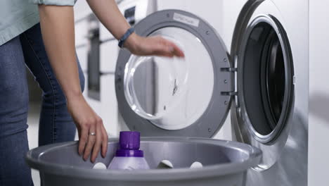 mujer lavando la ropa