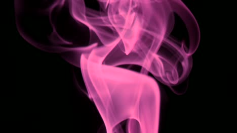 delgado goteo de humo rosado que se eleva lentamente con gracia gira hacia arriba. humo de colores que sopla de abajo hacia arriba. primer plano, aislado sobre fondo negro