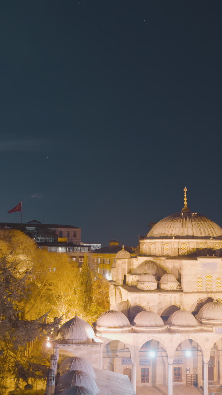 vista nocturna de una mezquita en estambul