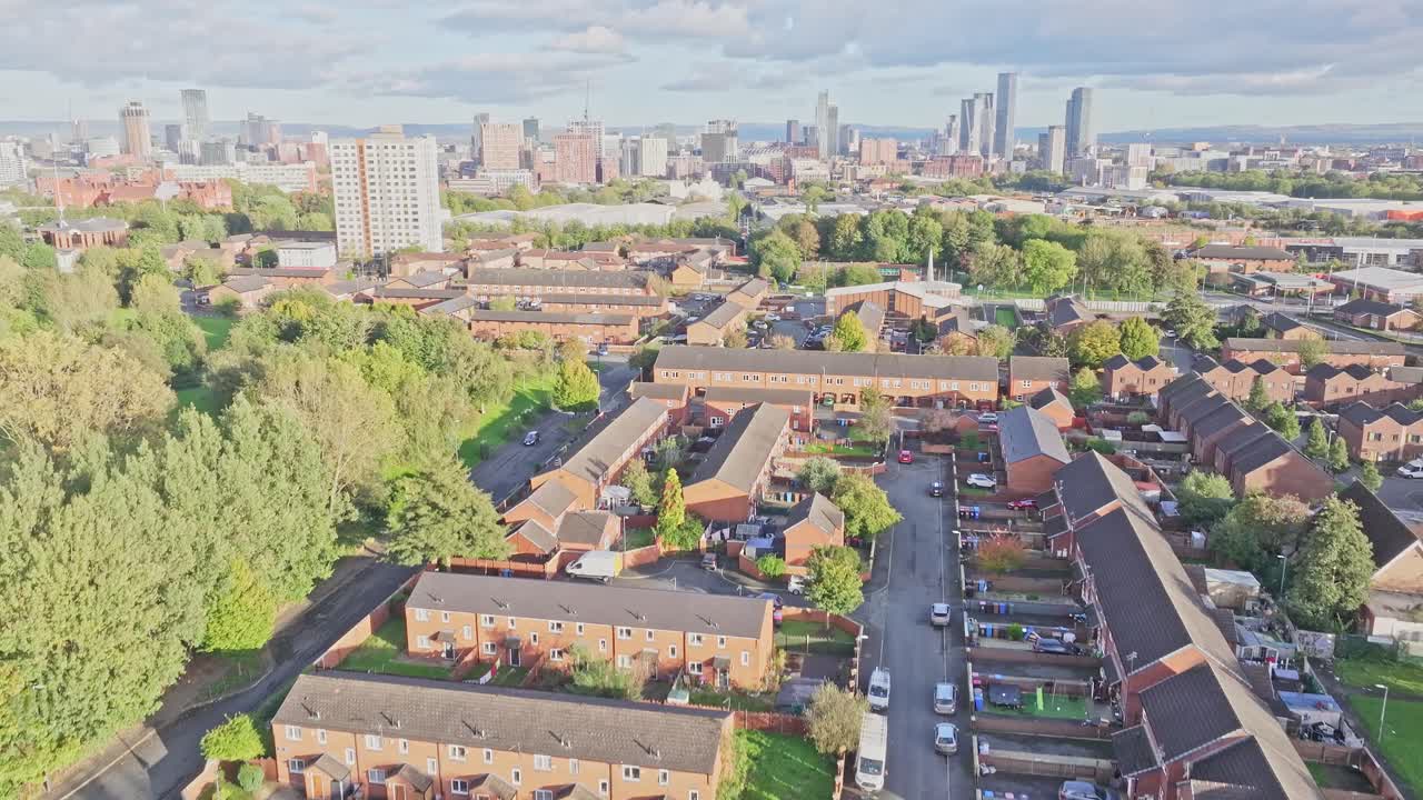 드론 은 교외 의 아파트 하우스 에 올라 도시 의 초고층 건물 의 스카이라인 을 드러낸다