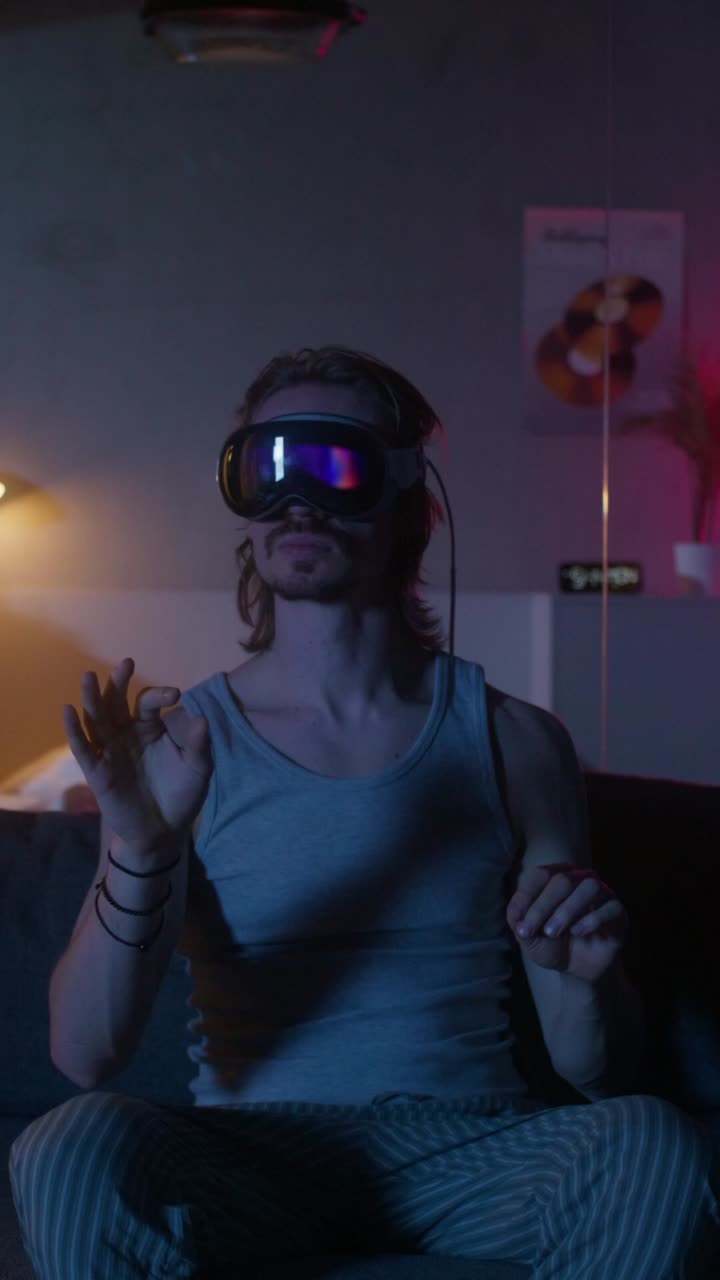 Uomo con visore VR sul divano