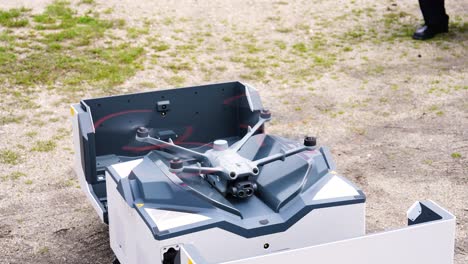 dron de vigilancia aérea automatizado listo para despegar de la estación de muelle