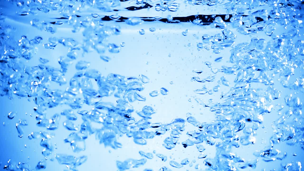물 속의 많은 거품이 가까이에서, 느린 움직임의 거품과 함께 추상적인 물 파동