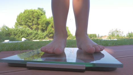 Niño-En-Básculas-De-Baño-Al-Aire-Libre