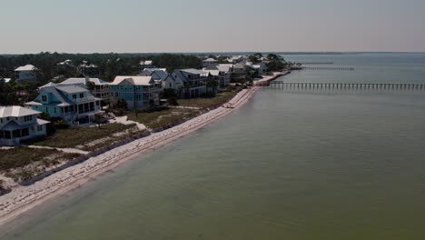 Antena-De-Casas-Frente-A-La-Playa-A-Lo-Largo-De-Una-Línea-Costera-De-Florida-Panhandle