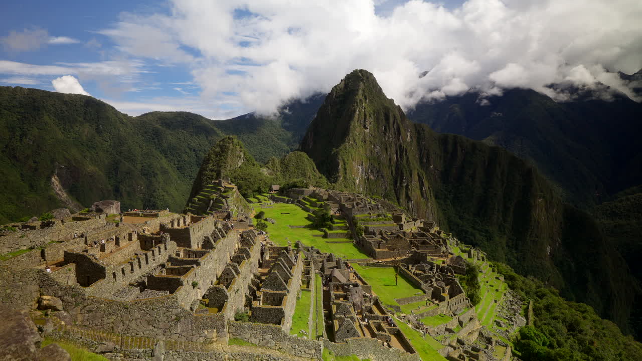Le rovine Inca di Machu Picchu si trovano in alto sulle Ande, in Perù.