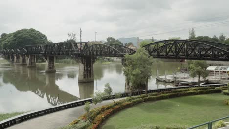 una toma panorámica del hito histórico el puente sobre el río kwai, el puente ferroviario construido durante la segunda guerra mundial y una popular atracción turística en kanchanaburi, tailandia