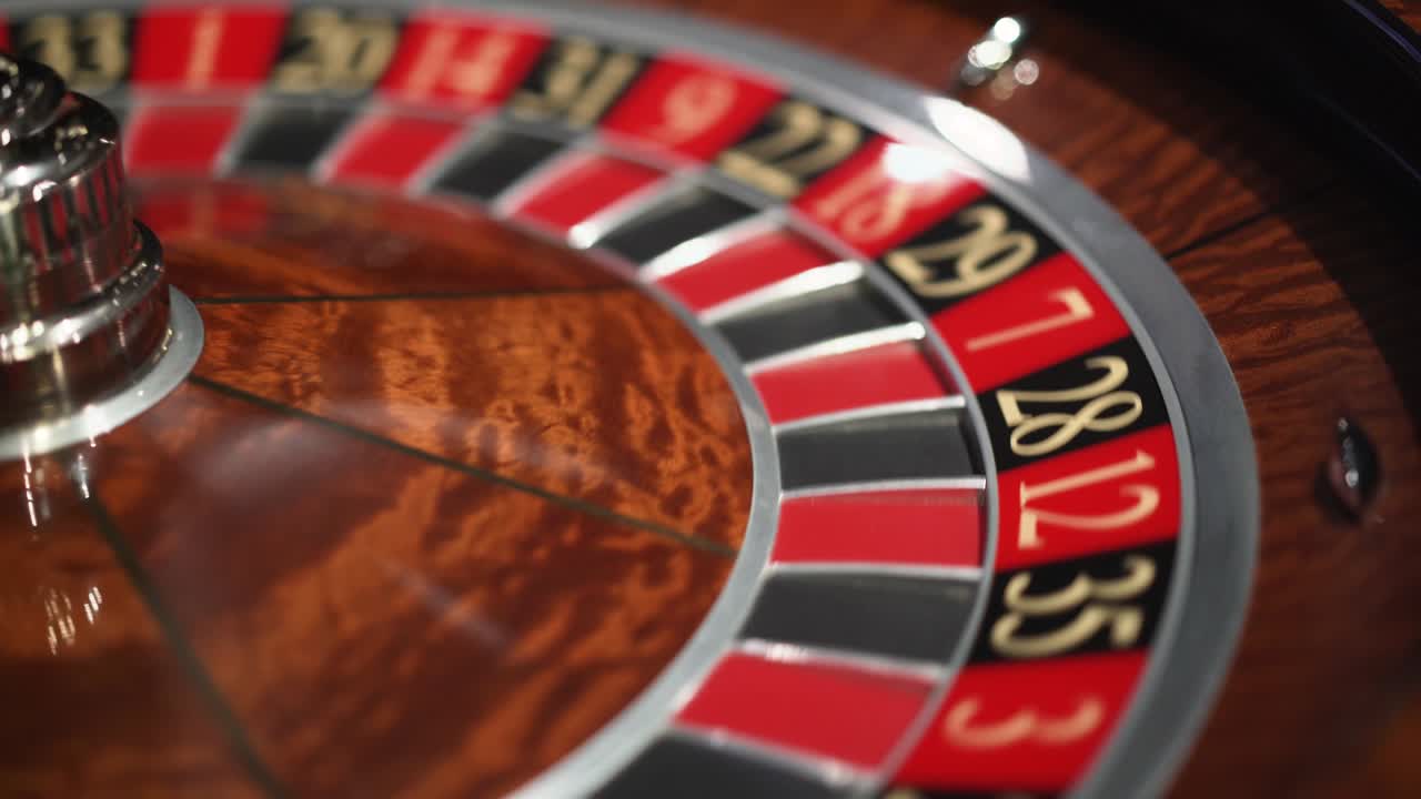 la ruleta en el casino gira y la bola blanca