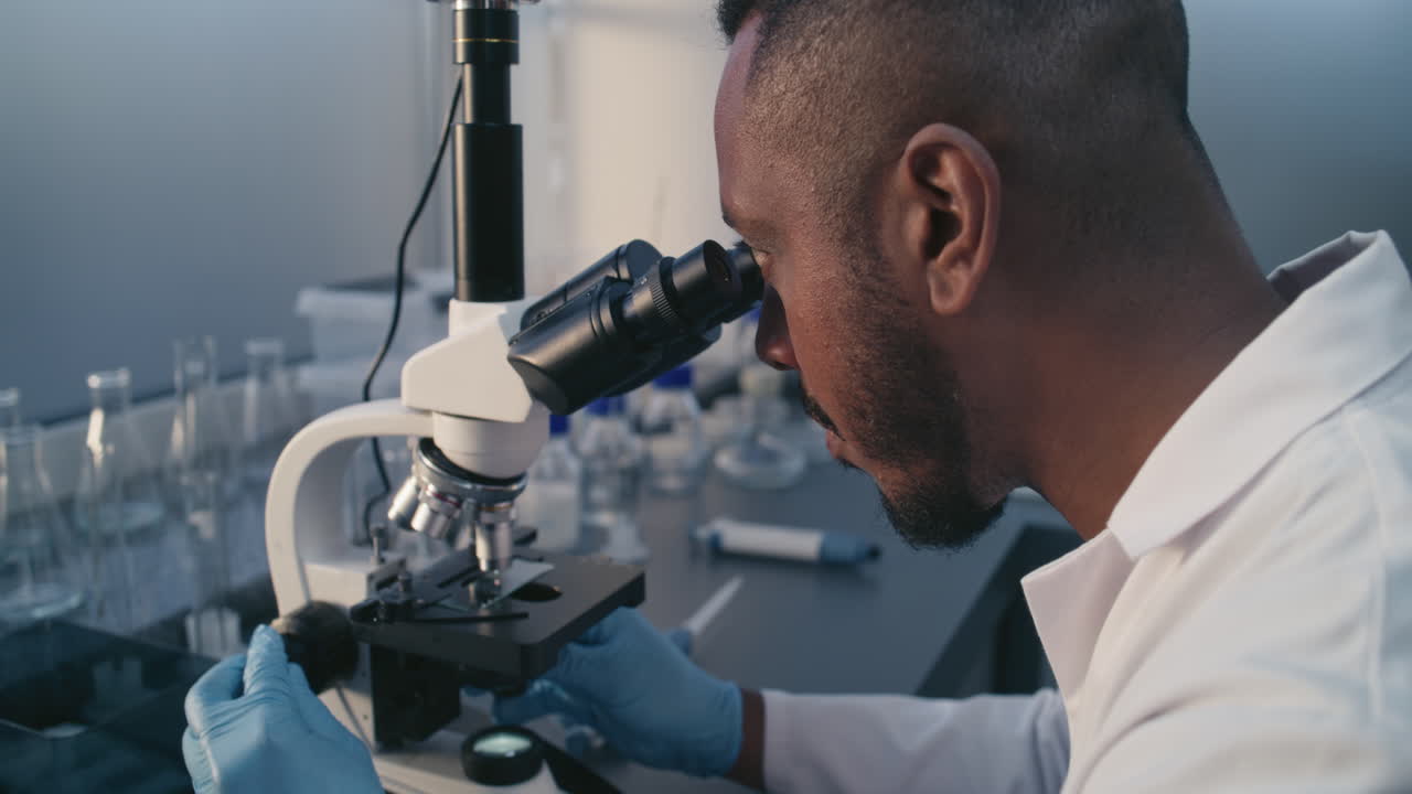 científico usando un microscopio en un laboratorio