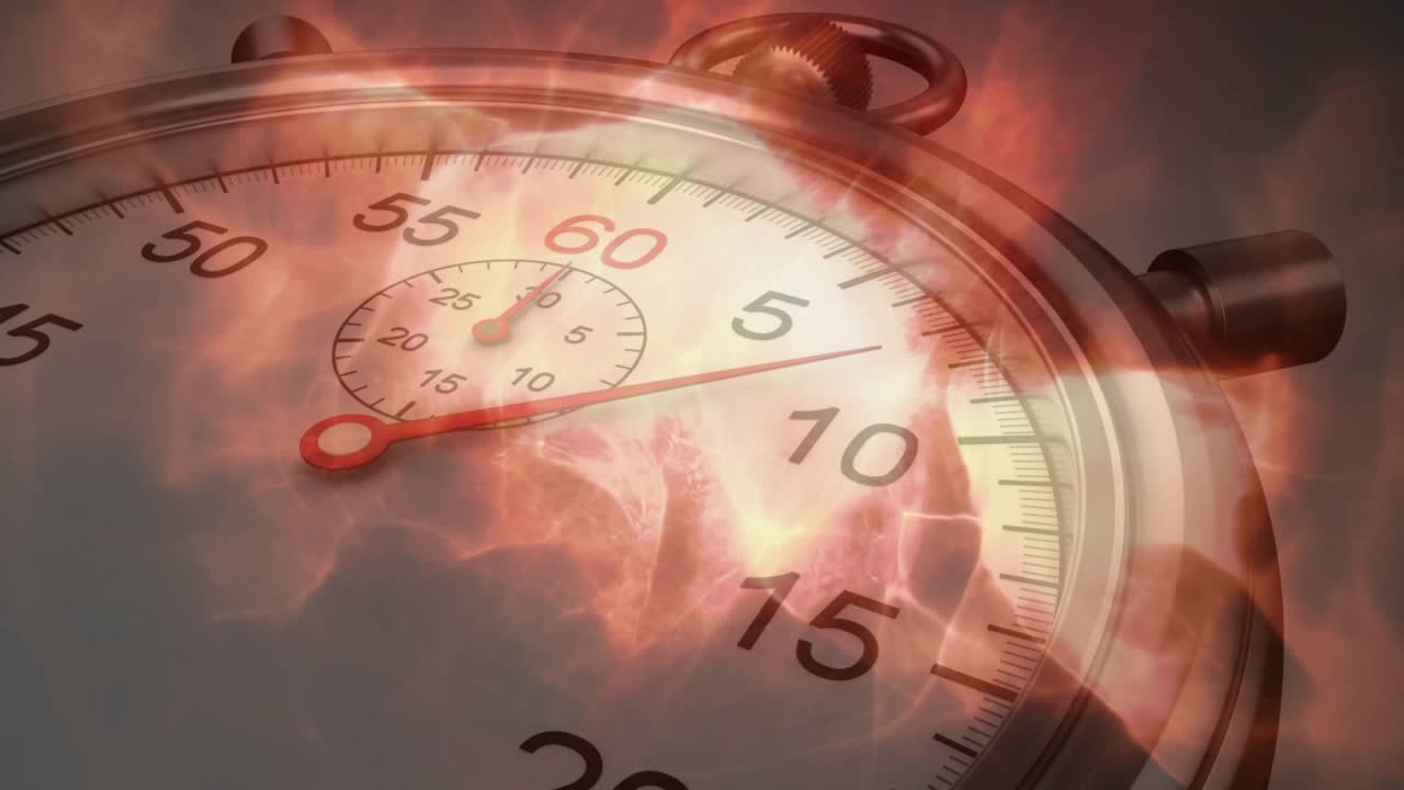 Fiamme che iniziano a tremolare, la lancetta rossa dei secondi dell'orologio si muove a 15 secondi mentre il fuoco si innalza per la visualizzazione del tempo.
