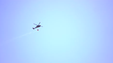 Hubschrauber-Wassertropfen-In-Brand