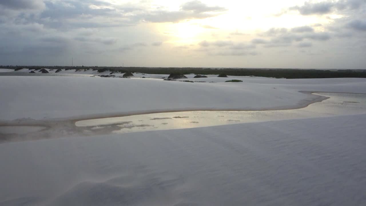 vista aérea de dunas y lagos de agua de lluvia durante la puesta de sol en el parque nacional lençóis maranhenses, barreirinhas, maranhão, costa noreste de brasil