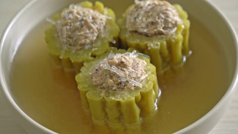 Calabaza-Amarga-Rellena-Con-Cerdo-Picado-Sazonado-Y-Tazón-De-Sopa-De-Fideos