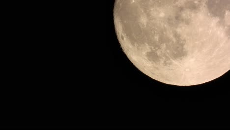 Mond-Gleitet-Nach-Rechts-Oben-Kommerzielle-Nahaufnahme