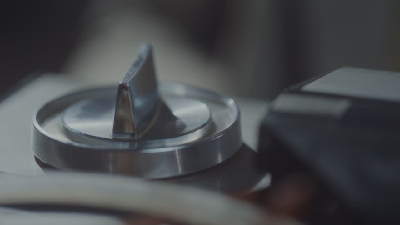 스파이는 신중한 녹음을 듣습니다.