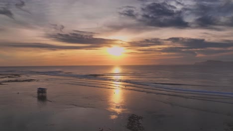 Drohnenaufnahme-Der-Bucht-Von-Grajagan-Bei-Sonnenuntergang