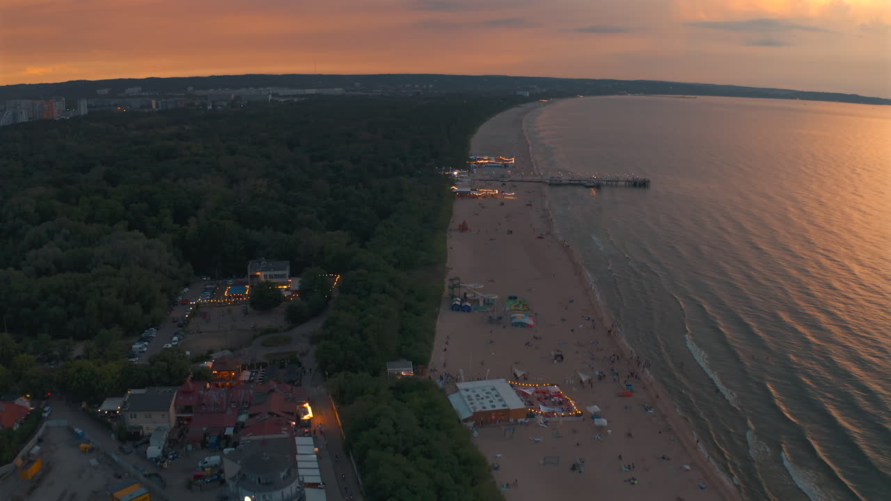 vista aérea de un avión no tripulado volando sobre la hermosa playa de gdańsk en la colorida puesta de sol