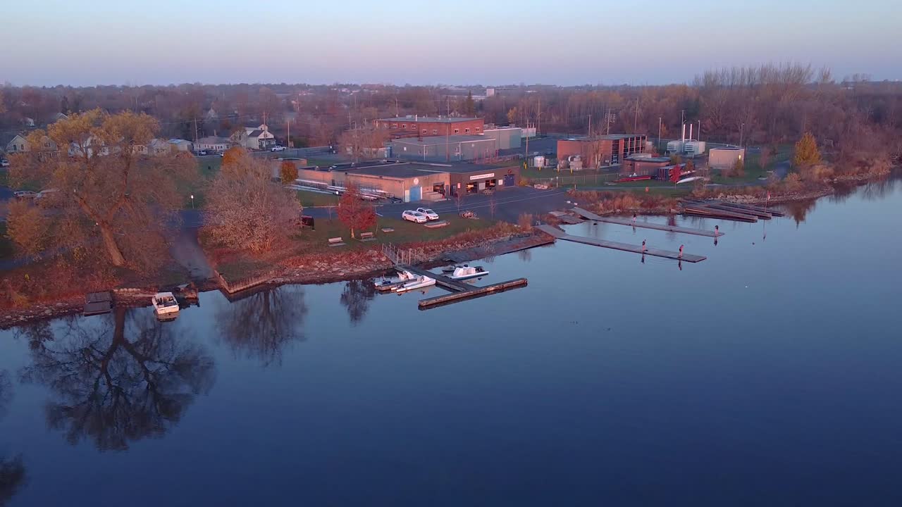 호수 위에 공중 평화로운 일출