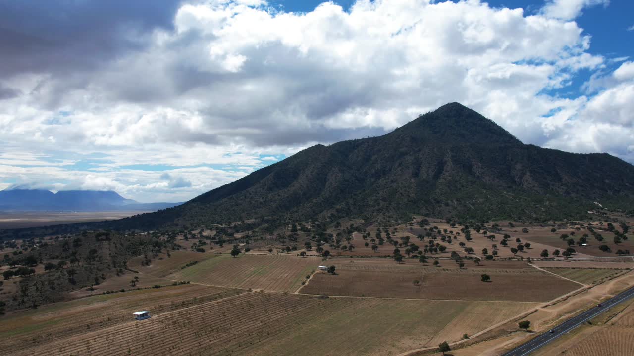 timelapse aéreo de una montaña y una carretera mexicana en el estado de puebla