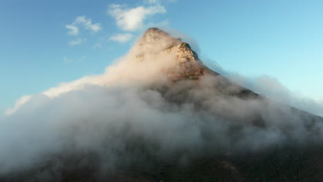 dosel de nubes blancas pico de cabeza de león en ciudad del cabo, sudáfrica