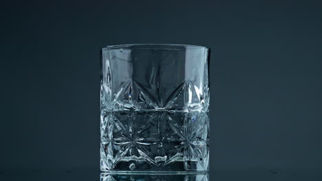 vidrio líquido de agua ondulante en primer plano de fondo oscuro. salpicaduras de fluidos minerales