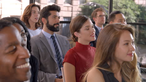 audiencia respondiendo a un orador en un seminario de negocios