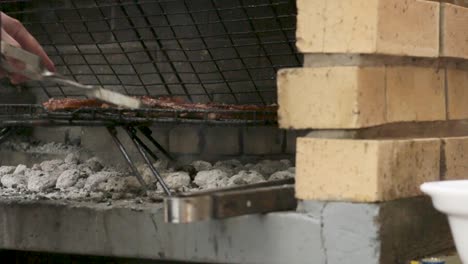 Älterer-Mann-Grillt-Fleisch-Zum-Mittagessen