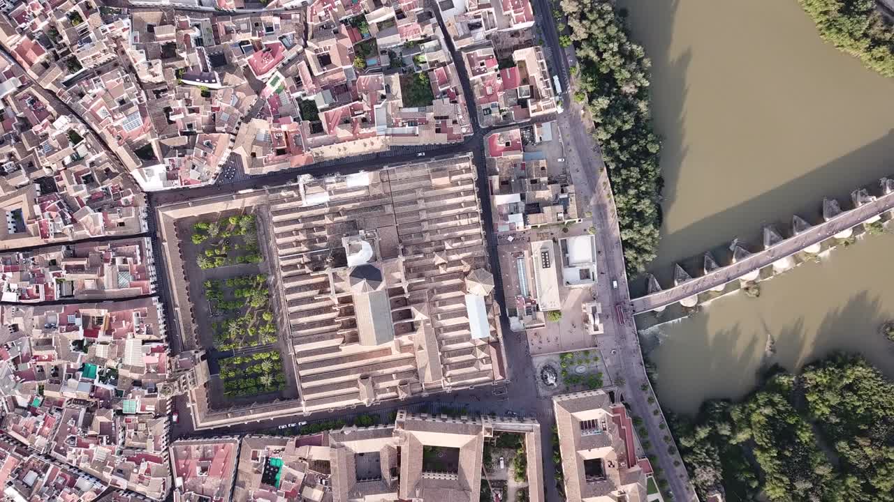 과달키비르 강변에 있는 현대 코르도바 도시 풍경의 공중 파노라마