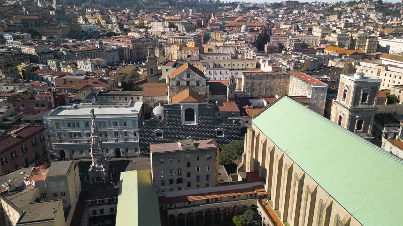 피아자 델 제수 (piazza del gesu) 위에서 공중으로 끌어올리는 모습