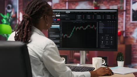 day trader using pc to sell stocks, aiming to capitalize on market trends