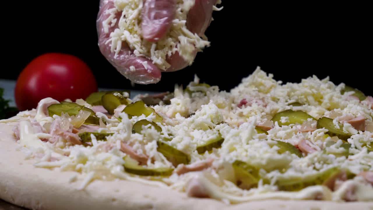 haciendo una pizza con queso, pepinillos y pollo