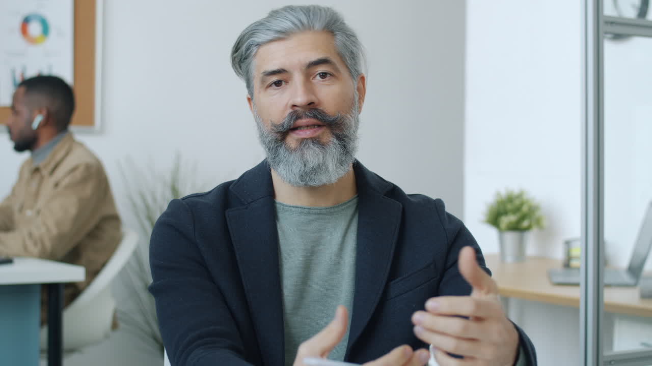 사무실에 있는 사업가