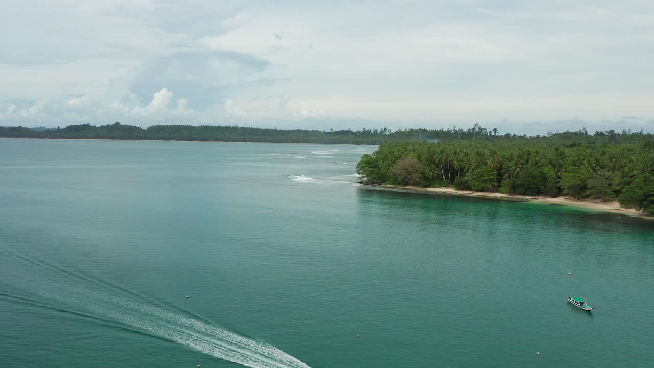 vuelo aéreo sobre el barco en la bahía del océano mentawai azul turquesa