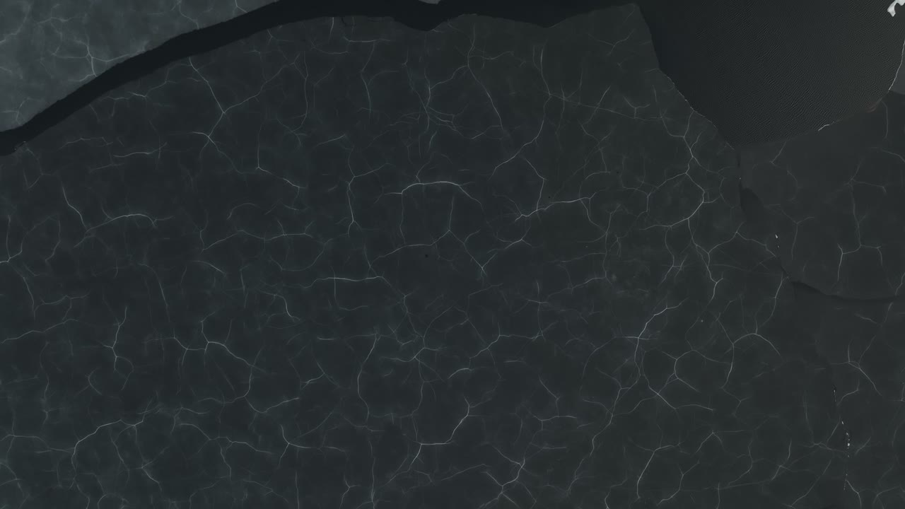 листы битого льда над головой антенна на озере