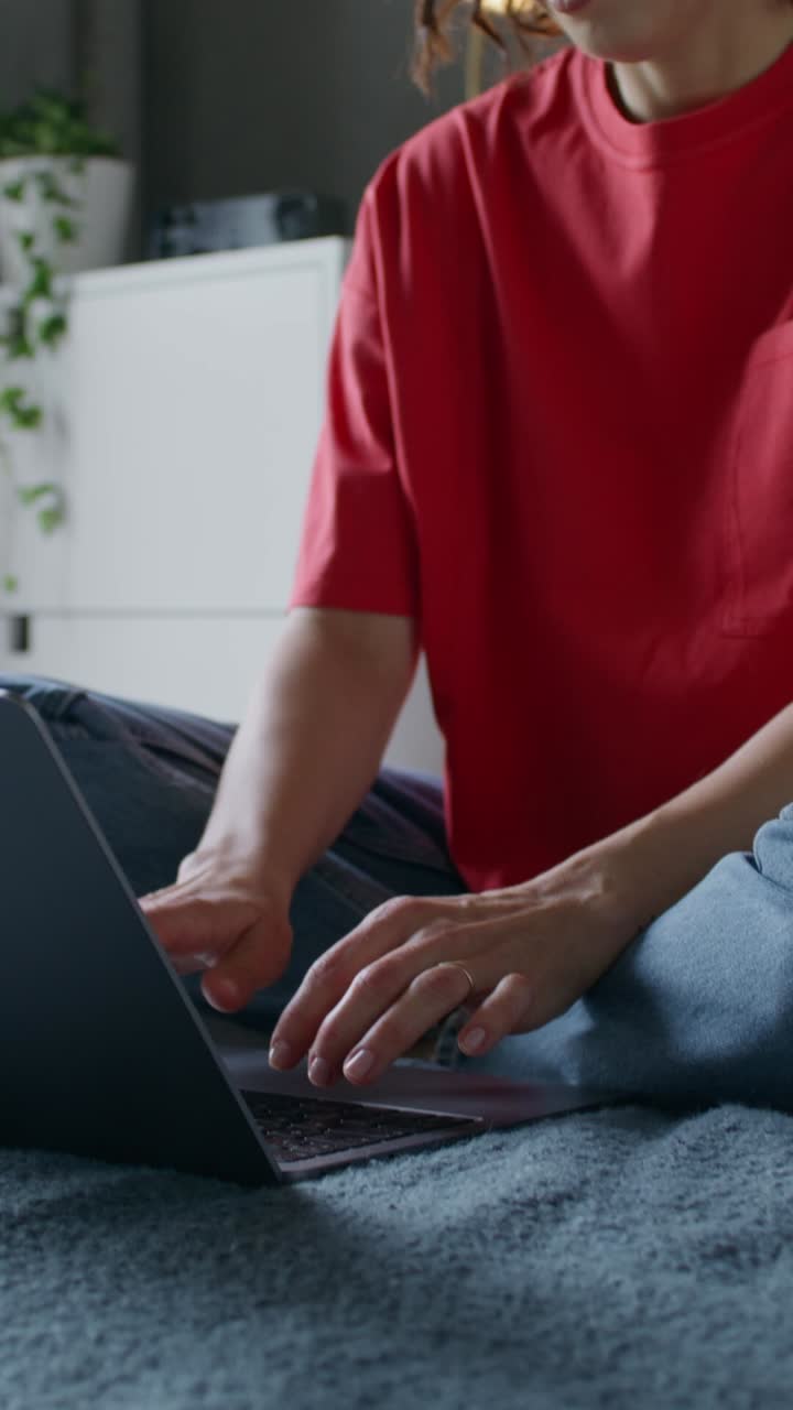 mujer trabajando en la computadora portátil en casa