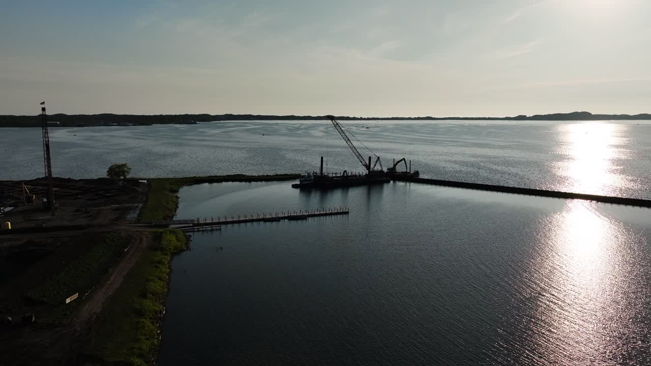 Rörelse inåt mot en kran i en sjö
