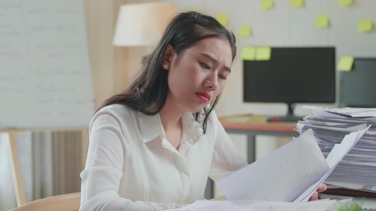 사무실에서 문서와 함께 열심히 일하는 동안 잠자리에 들기 전에 는 피곤한 아시아 여성의 근접