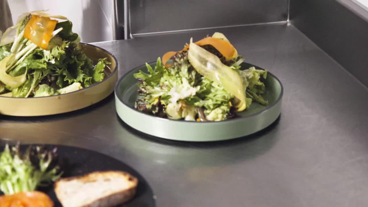 ⁇ 러드 요리에 마무리 짓는 셰프, 부 ⁇ 에서 클로즈업