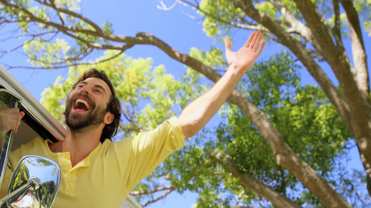 un hombre grita en la ventana de la furgoneta