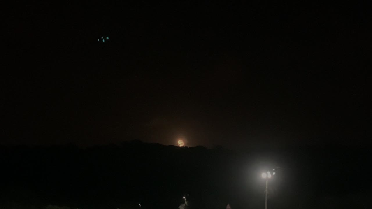 큰 산 위에 밤에 구름을 통해 보름달 빛