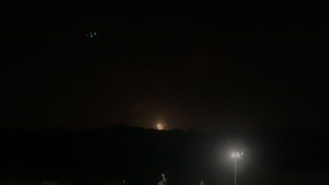 luz de luna llena a través de las nubes en la noche sobre grandes montañas